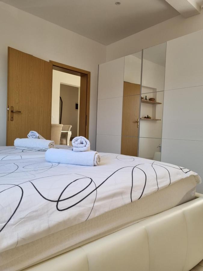 Bruno'S Poolside Apartments - Near Beach Trogir Exterior foto