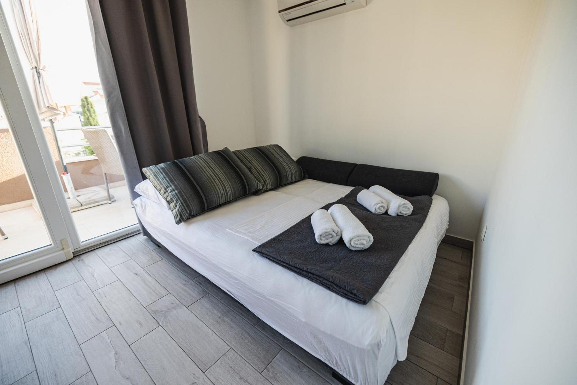Bruno'S Poolside Apartments - Near Beach Trogir Exterior foto