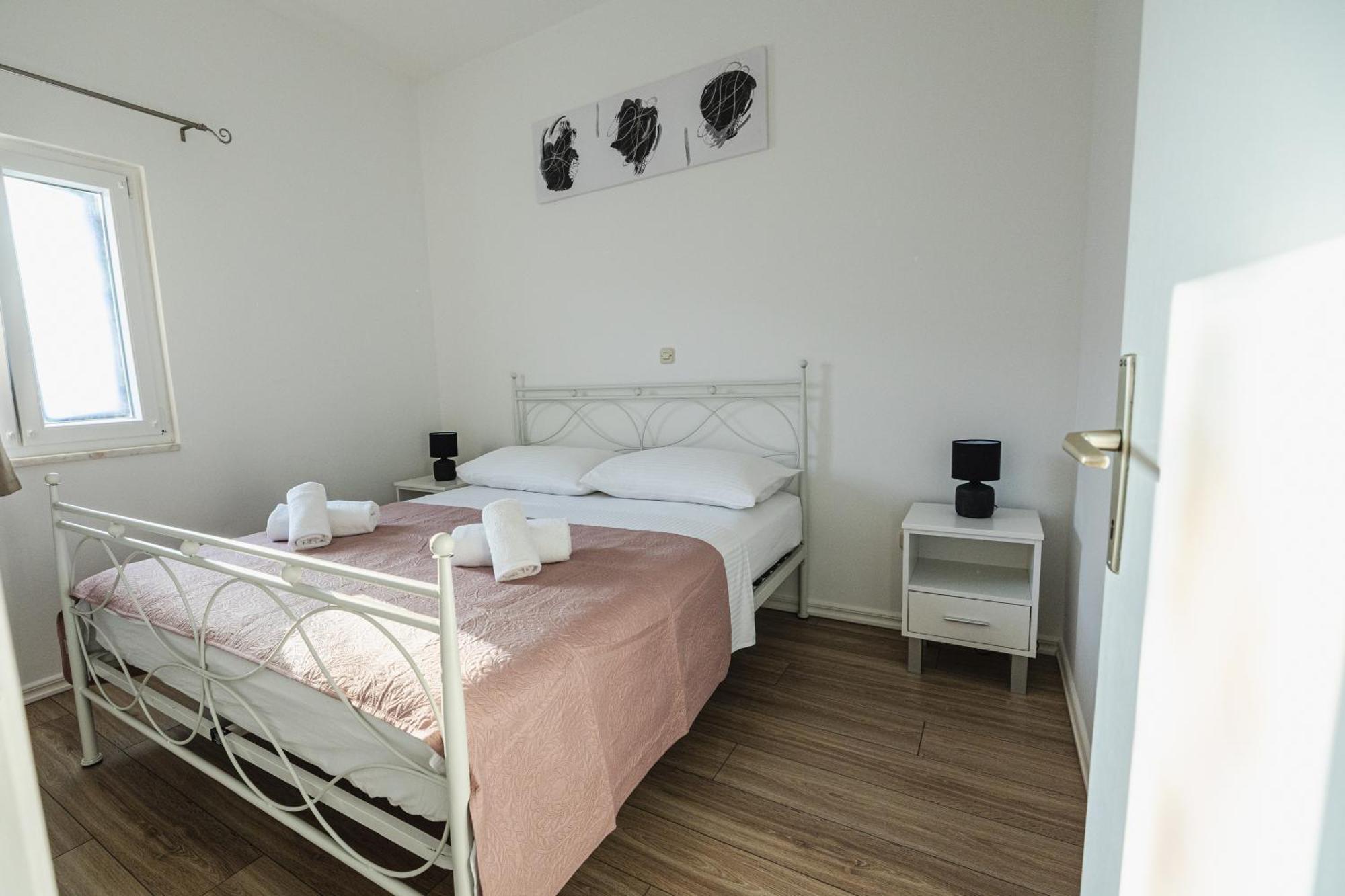 Bruno'S Poolside Apartments - Near Beach Trogir Exterior foto