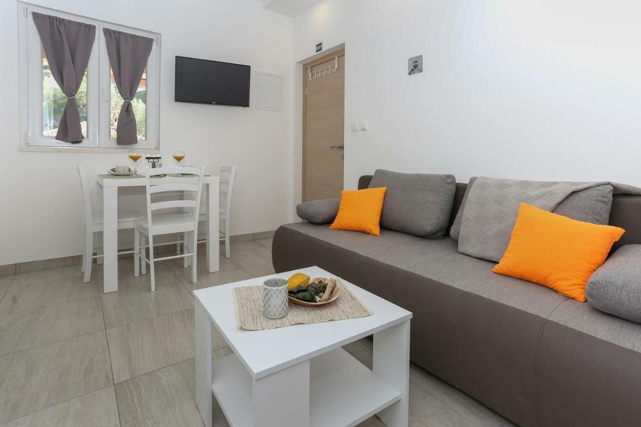 Bruno'S Poolside Apartments - Near Beach Trogir Exterior foto